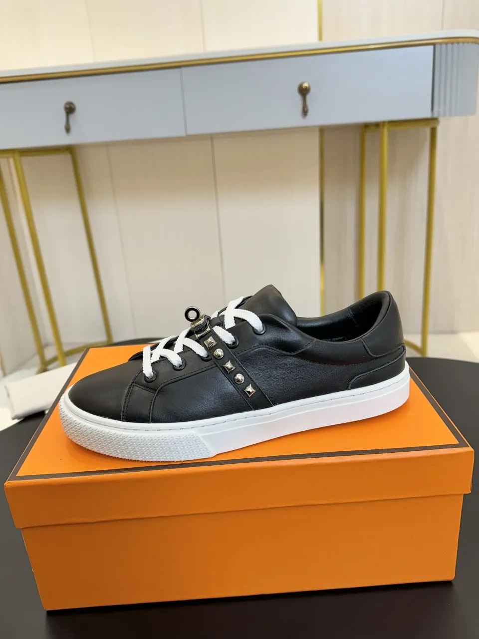 Men's Men's Shoes💰620❤️❤️❤️HERMES 2021 latest Kelly buckle white sneakers are online! The highest version on the market! Purchasing level quality! The H family rarely produces flat casual shoes, and they are styled with classic palladium-plated Kelly shoe buckles! Create a fashionable urban look that perfectly embodies the noble and elegant style of Hermès! Material selection: Fabric imported cowhide, lining + foot pads imported sheepskin, original molded TPU outsole, heavy gold molded kelly buckle full of texture Size: Female: 35-41 (41 is not returnable) Male: 39-45 (45 is not returnable)